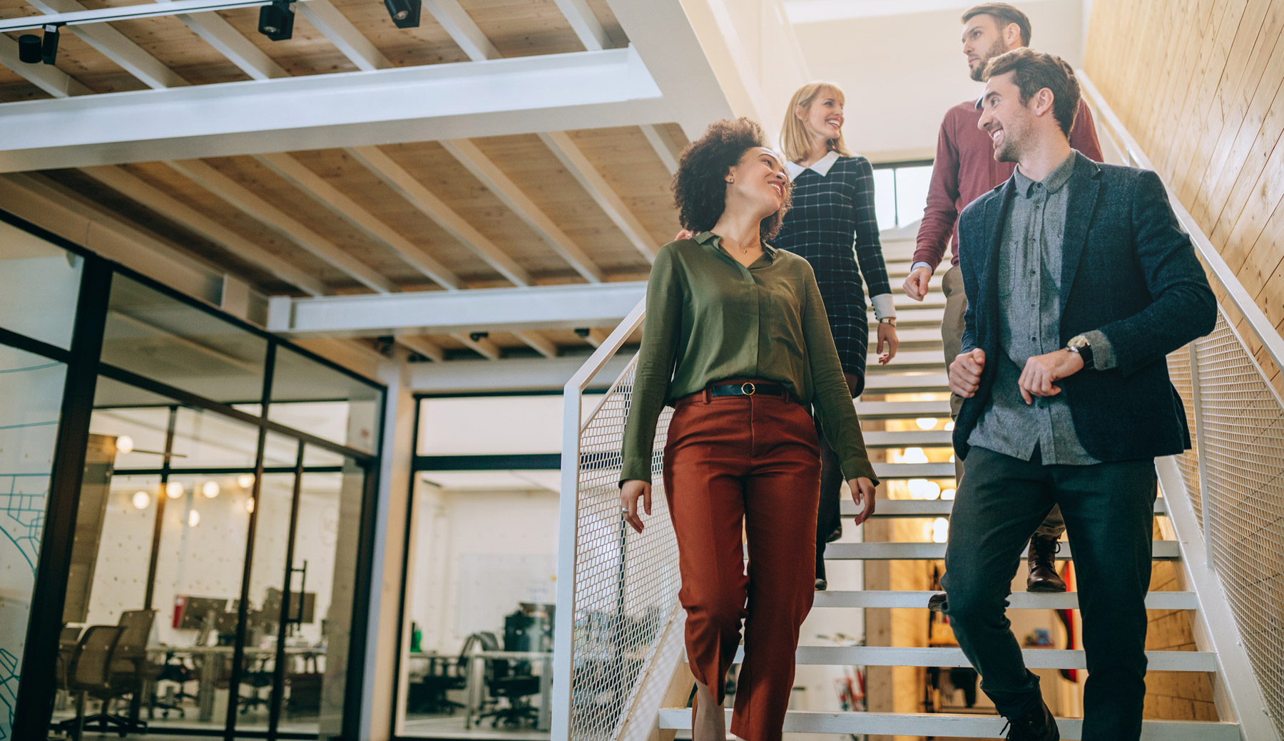 Mọi người đang đi xuống cầu thang