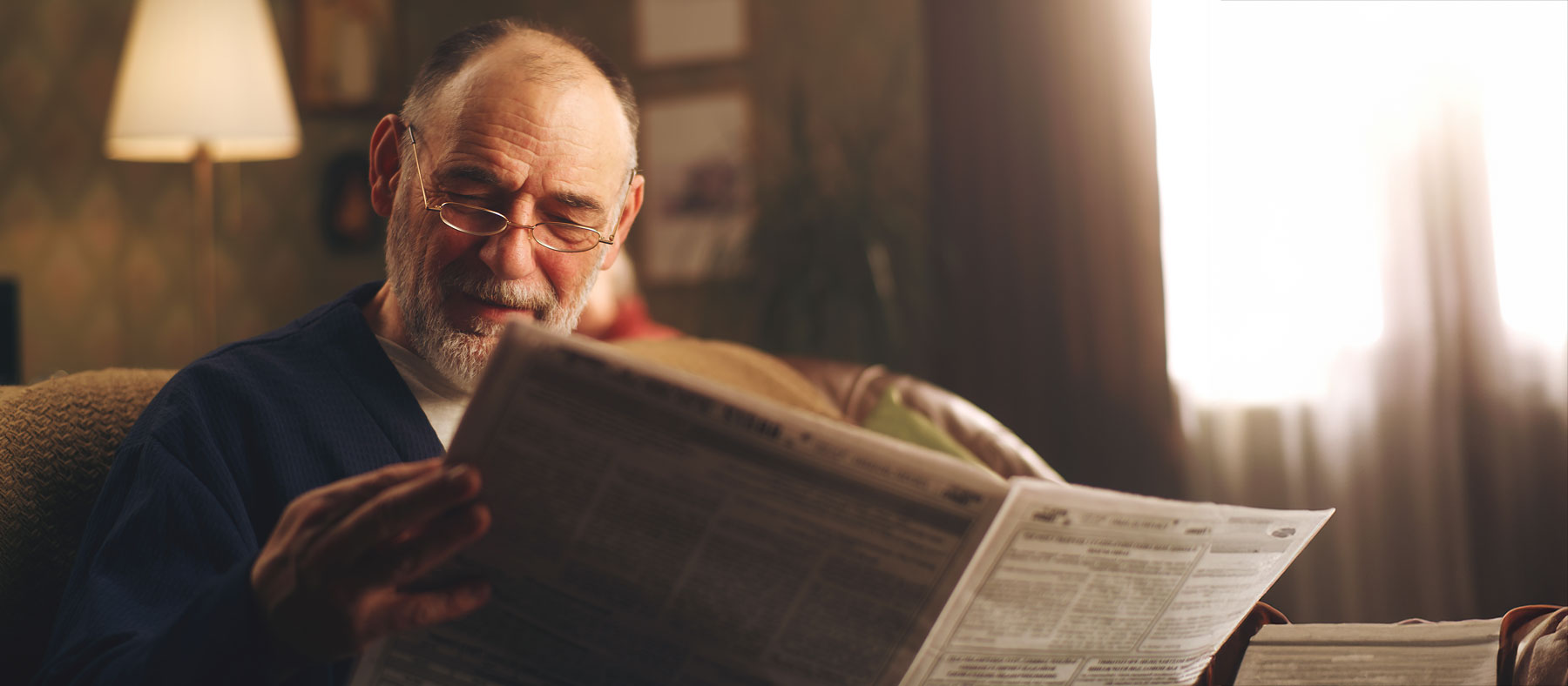 Người đàn ông đang đọc báo