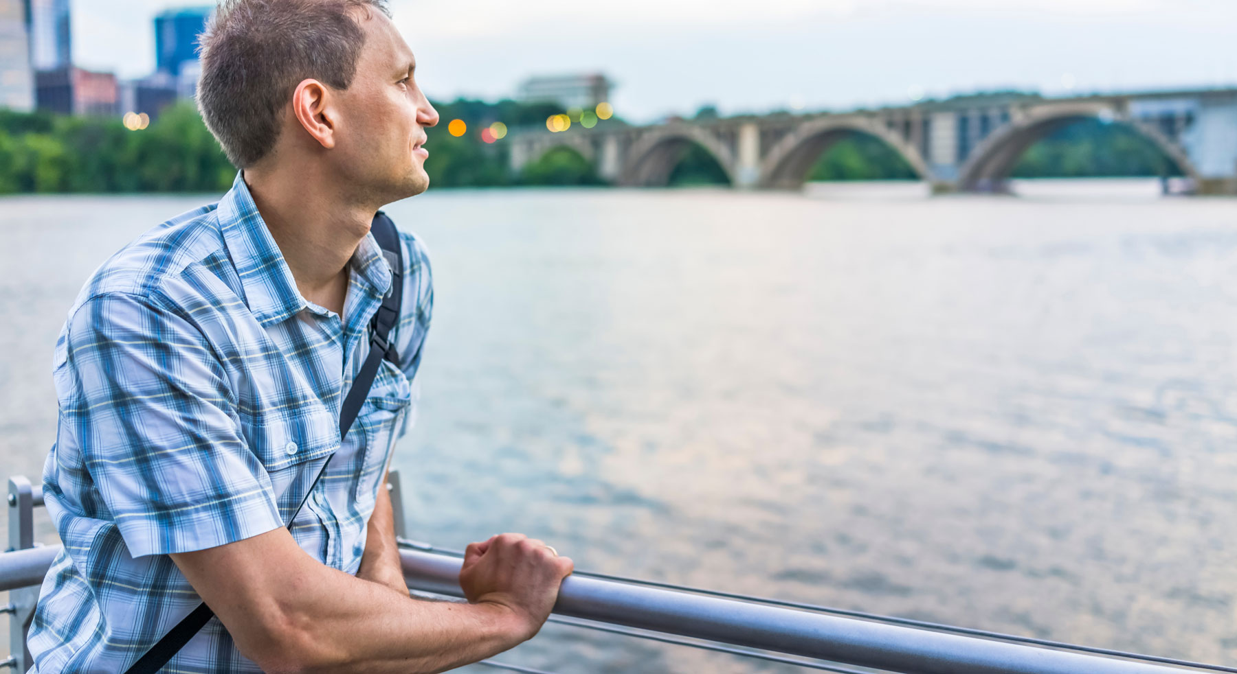 Người đàn ông đang nhìn ra mặt nước.