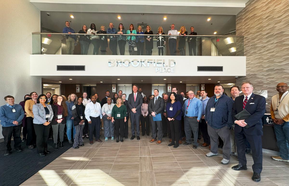 Thống đốc Glenn Youngkin thăm VEC vào 13 tháng 1, 2025