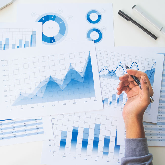 tay cầm bút trên đầu báo cáo