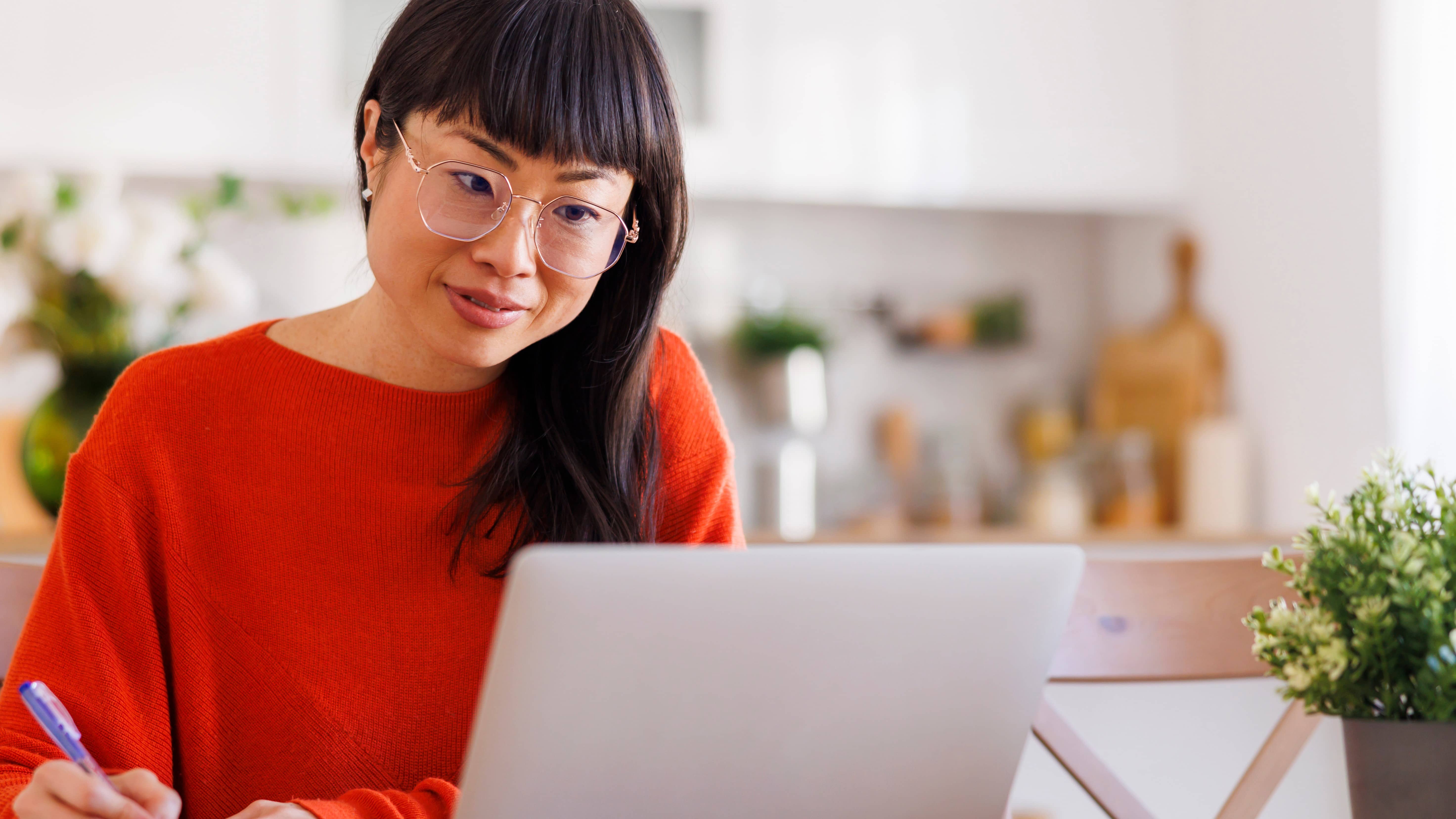 Người làm việc tại nhà đang ghi chép