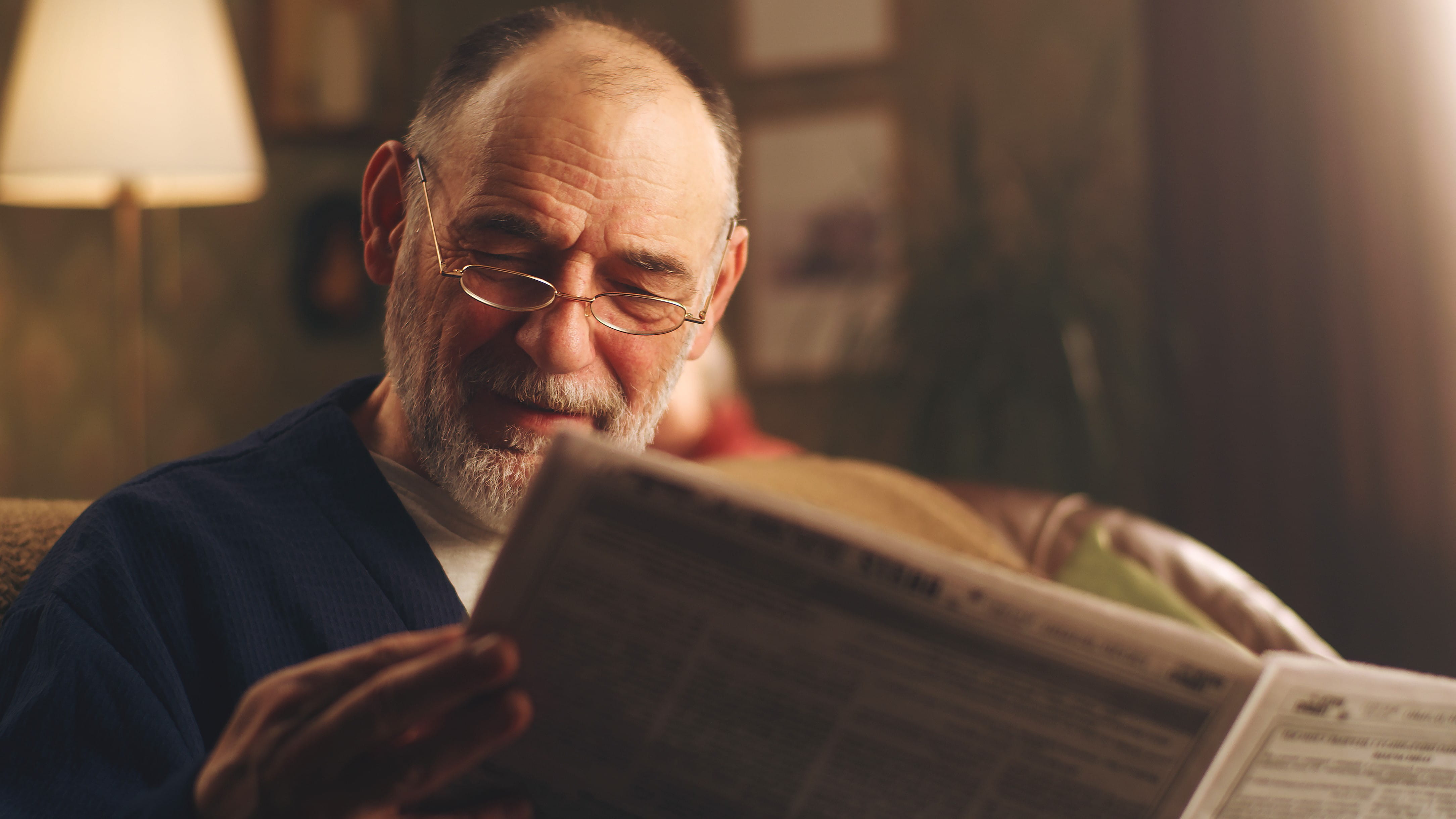 Người đàn ông đang đọc báo